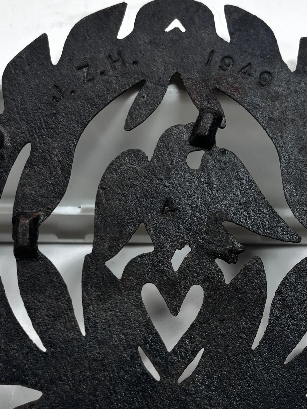 Vintage 1949 J.Z.H. Cast Iron Trivet Eagle & Heart Wreath Americana heart - Picture 4 of 10